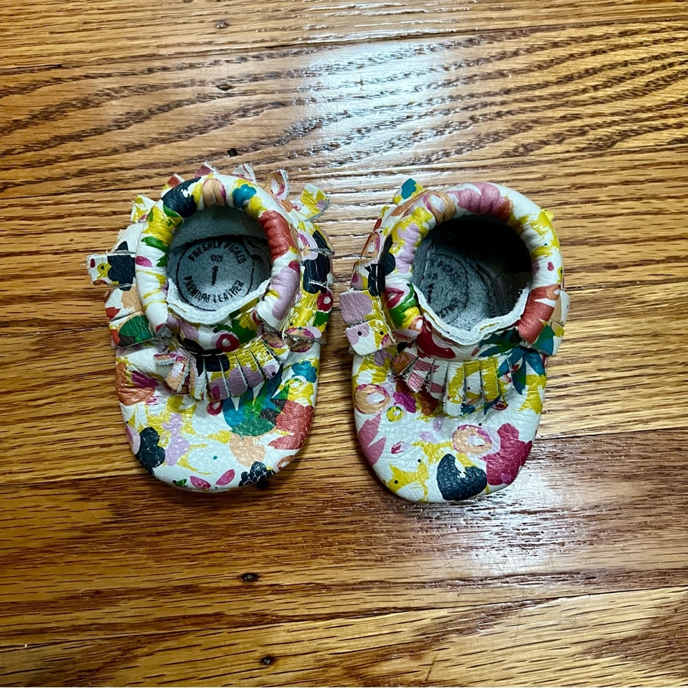 Size: 1 // Freshly Picked Floral Moccasins